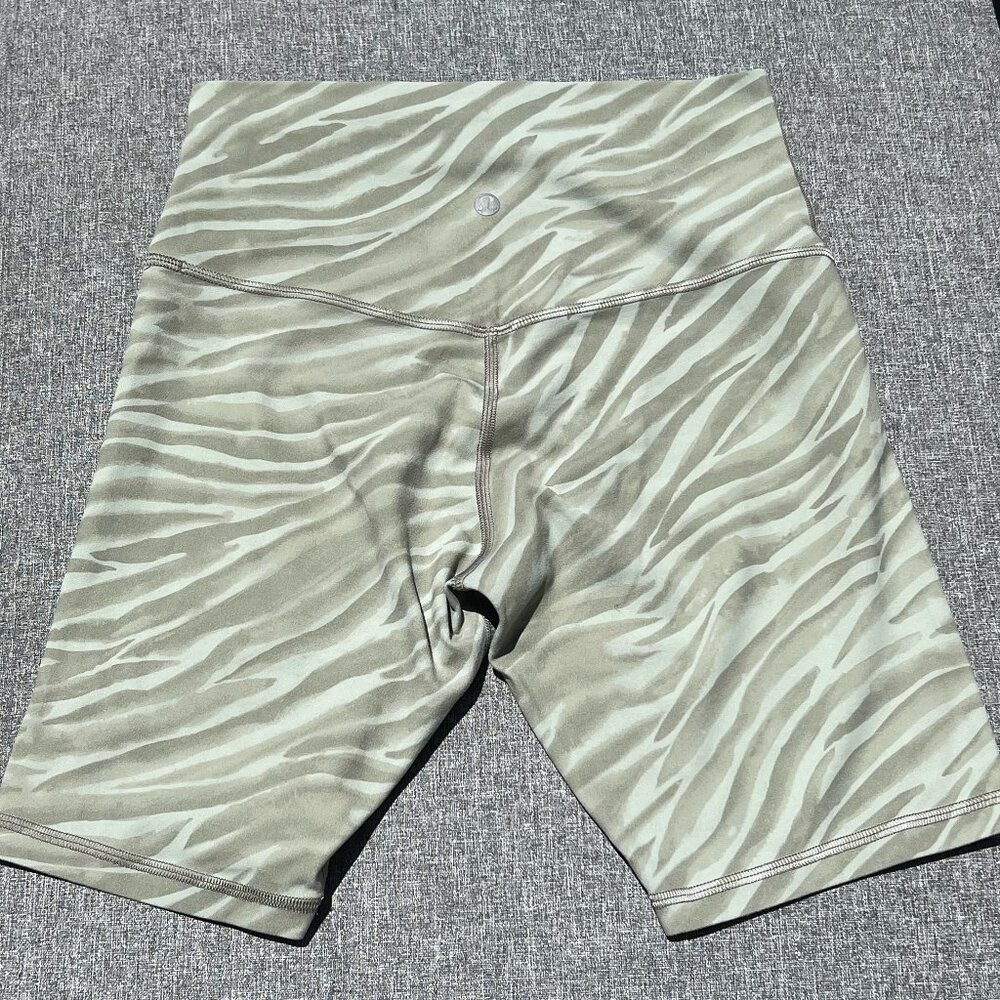 Lululemon patterned biker shorts size 6